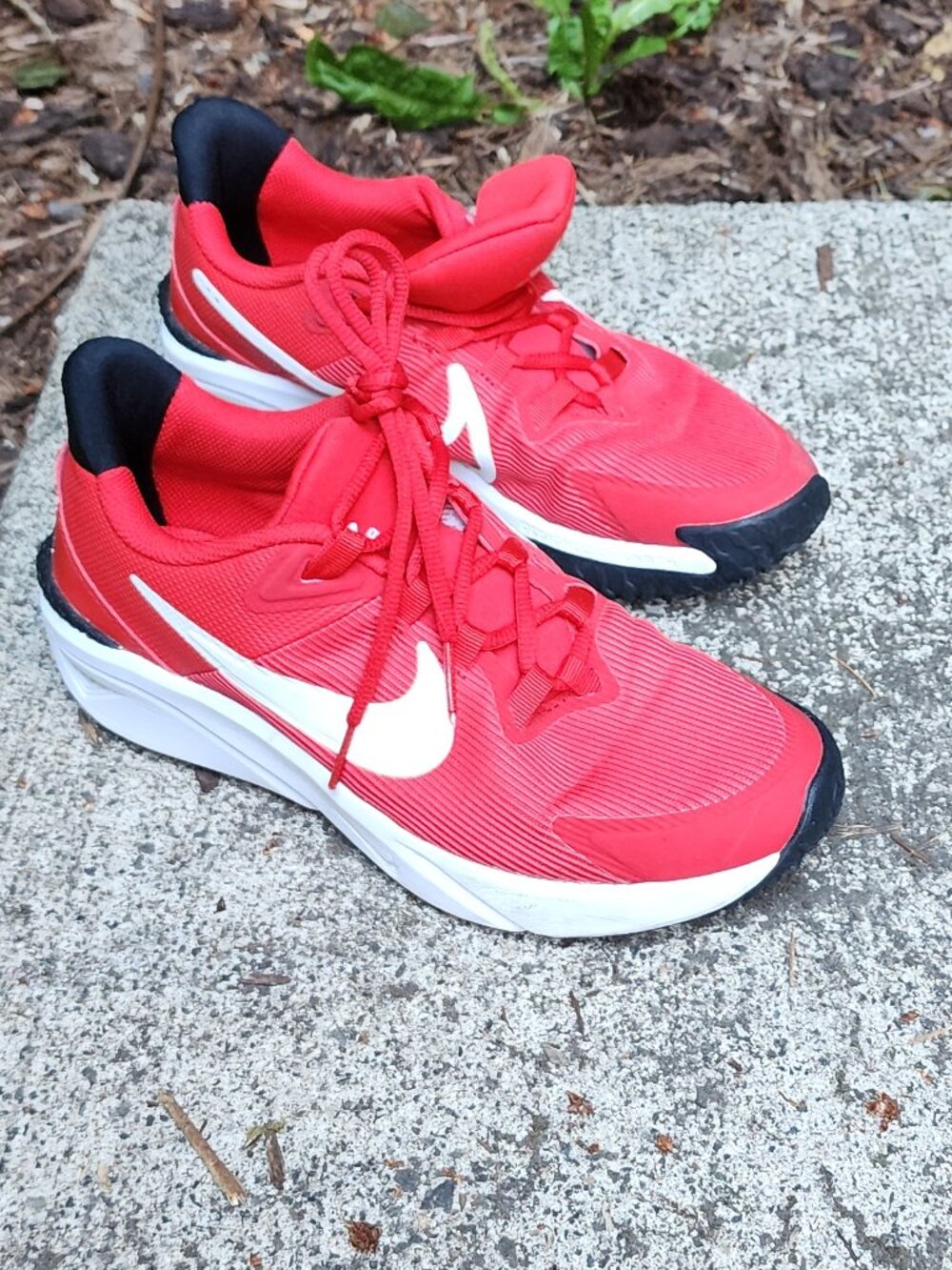 Youth 6.5 Nike Star Runner Women's 8 red and white running shoes EUC